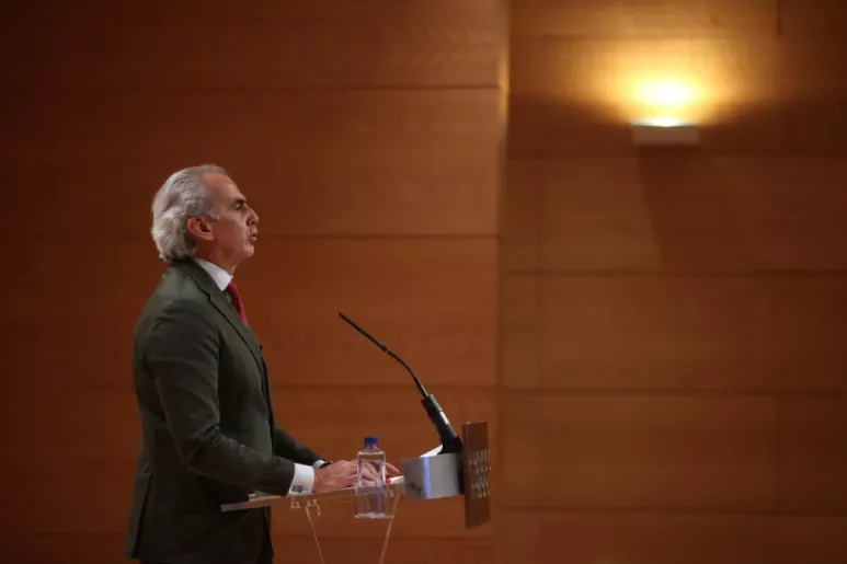 Enrique Ruiz Escudero, consejero de Sanidad de Madrid, insistiendo en que las medidas tomadas son las adecuadas (EFE/Juanjo Martín)