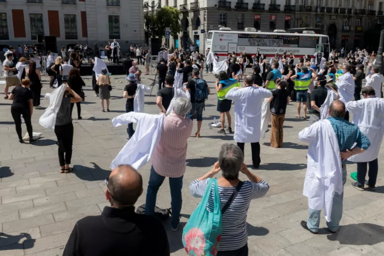 Homenaje a los sanitarios en la Puerta del Sol (José Luis Pindado)