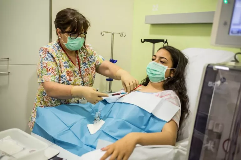 Enfermera atendiendo a una paciente en un hospital. FOTO: Ariadna Creus y Ángel García (Banc Imatges Infermeres).