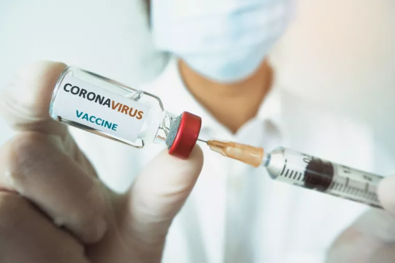 Las pruebas de la vacuna se reanudarán en el Reino Unido después de hacer una pausa el pasado día 6 como medida de precaución.