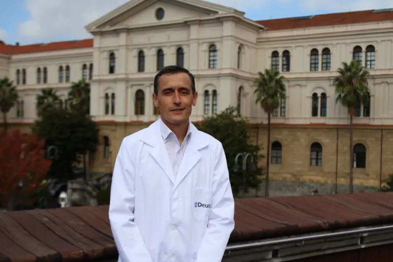 Ander Urruticoechea, director del Grado de Medicina, ante el edificio de la facultad de Deusto (Fotografía: Iñaki Revuelta).