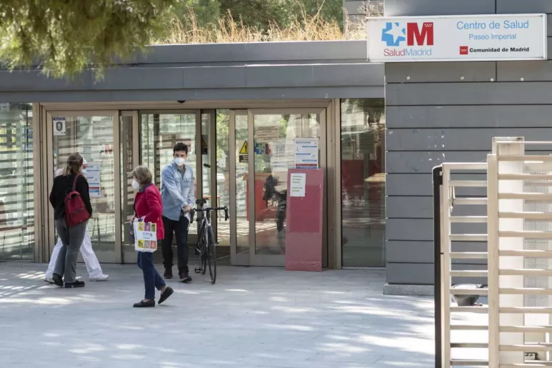Pacientes entrando al centro de salud Paseo Imperial, en Madrid (José Luis Pindado)