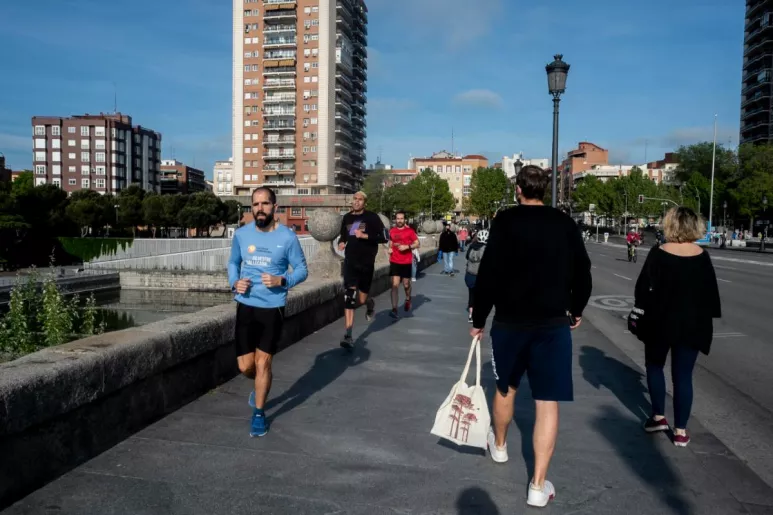 Deportistas y personas de paseo en Madrid durante la fase 0 de la desescalada durante la epidemia de coronavirus (José Luis Pindado)