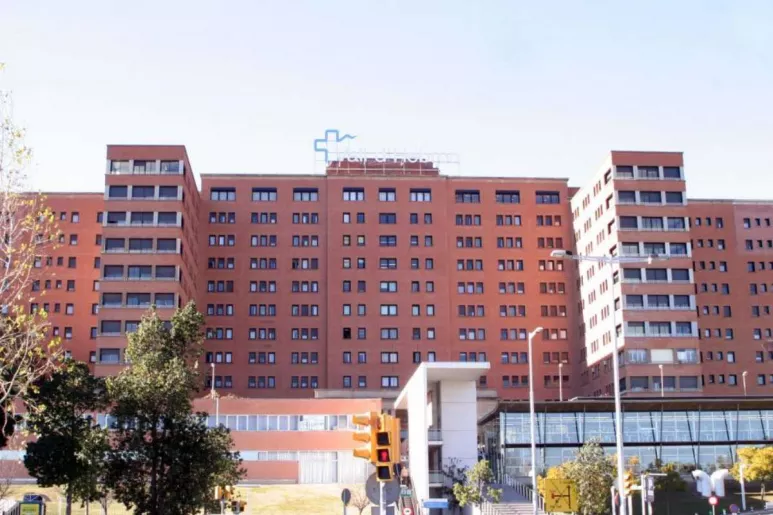 Fachada principal del Hospital Valle de Hebrón de Barcelona.