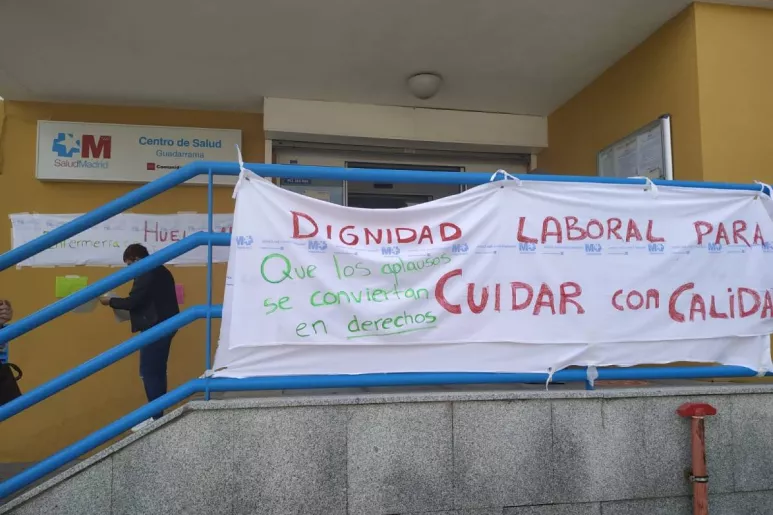 Carteles de la huelga de enfermería de Madrid en un centro de salud de Guadarrama, tomada en el verano de 2020.