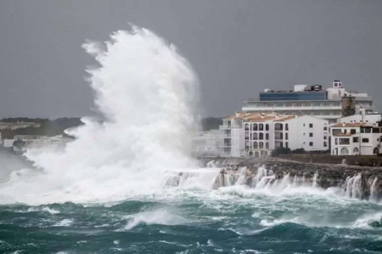 Una gran ola rompe contra la costa de Portocolom, en Mallorca.