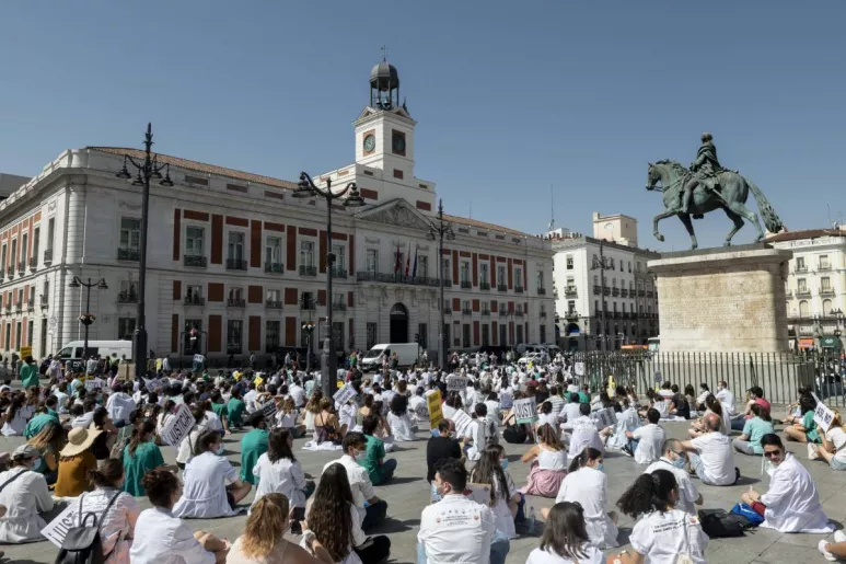 Residentes manifestándose frente a la Puerta del Sol de Madrid (José Luis Pindado)