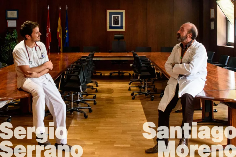 Sergio Serrano y Santiago Moreno, médicos de Enfermedades Infecciosas, en el Hospital Universitario Ramón y Cajal, de Madrid. (FOTO: Luis Camacho)