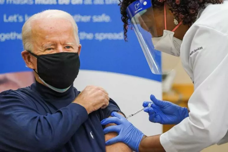 El nuevo presidente electo de EEUU, Joe Biden, poniéndose la vacuna.