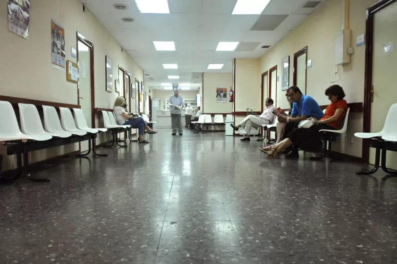 Varios pacientes en la sala de espera de un centro de salud (FOTO: DM).