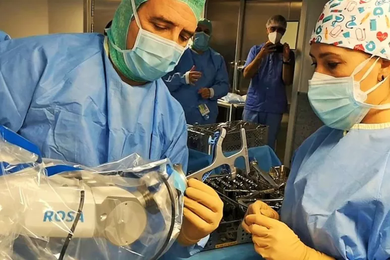 Los cirujanos ortopédicos del Hospital Clínico en un momento de la intervención. 