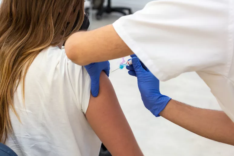 Una joven vacunándose de la gripe (Jaume Cosialls)