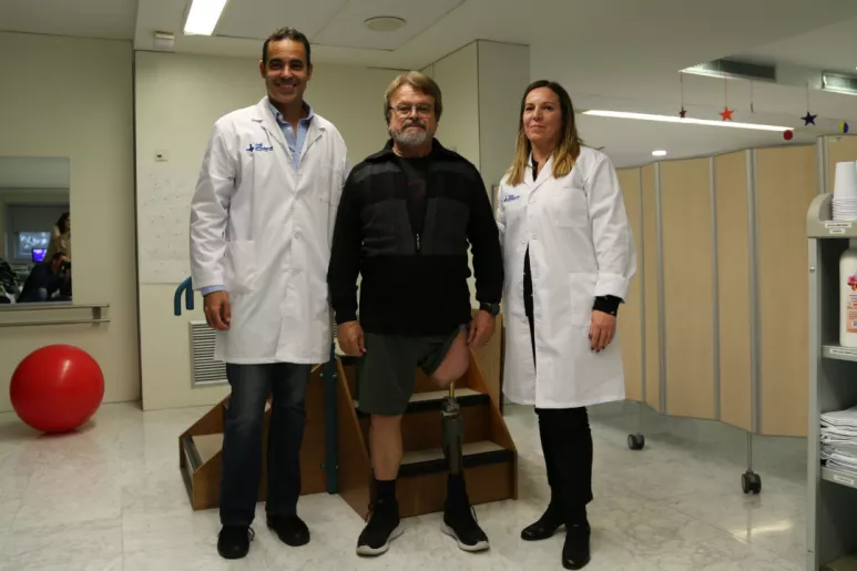 Pablo Corona, el paciente Jordi Bellart y Almudena Crespo, en el Vall d'Hebron.