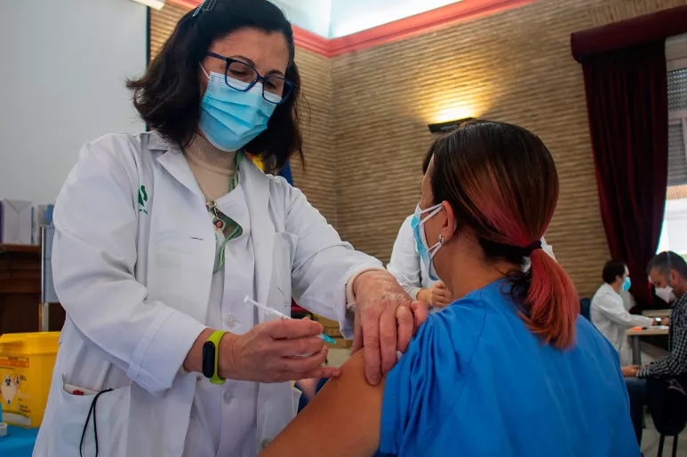 Ana Cazalla, supervisora de Enfermería de Medicina Preventiva del Hospital Virgen del Rocío, vacunando a una profesional del centro (Curro Borrajeros/Hospital Virgen del Rocío)