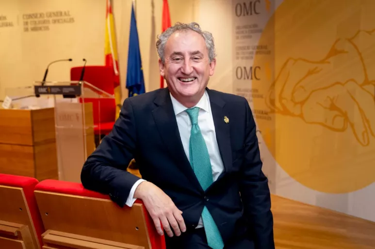 Un sonriente Tomás Cobo posa en la sede de la OMC inmediatamente después de ser elegido 'presidente' de los médicos españoles (FOTO: José Luis Pindado).