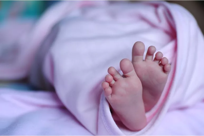 Un recién nacido ha sido sometido a lobectomía por mínima invasión. 