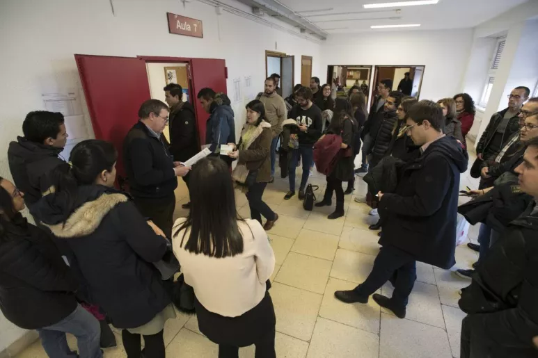 Candidatos del examen MIR 2019 entrando al aula donde realizarán el examen (Mauricio Skrycky)