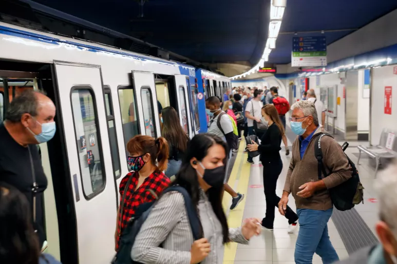Personas con mascarillas en el metro de Madrid
