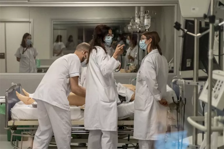 Médicos, enfermeras y residentes en un curso de simulación clínica sobre enfermedades infeccionas en el Hospital Universitario de Alcorcón (Foto: José Luis Pindado)