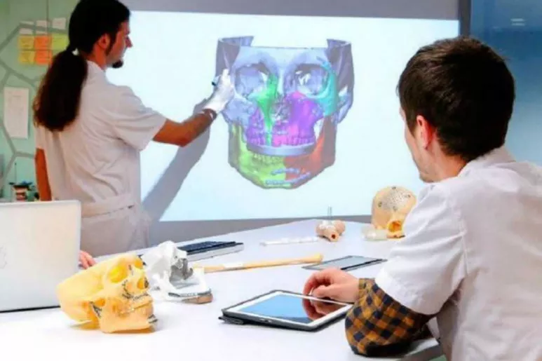 Elaboración de prótesis personalizadas mediante impresión 3D de titanio del Hospital Valle de Hebrón y Avinent.