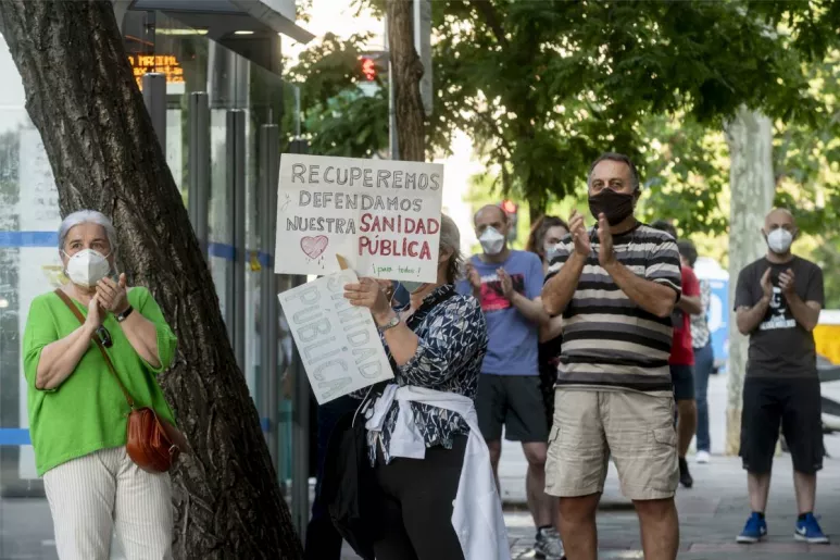 Manifestación por la sanidad pública frente a un centro de salud en Madrid (Foto: José Luis Pindado)