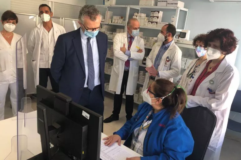 El consejero de Salud de Murcia, Juan José Pedreño, durante su visita al servicio de Farmacia del Hospital Virgen de la Arrixaca. 