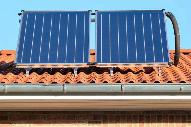 Las placas solares en las cubiertas de los edificios reducen hasta un 30% los consumos. 