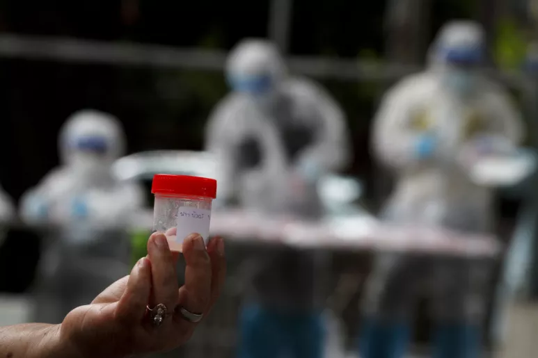 Una muestra de saliva para realizar un test de covid-19 en una campaña de cribado en Tailandia.