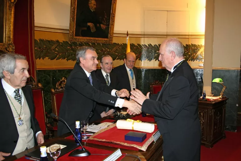 Manuel Serrano Ríos, en 2009, durante su ingreso en la Real Academia de Medicina.