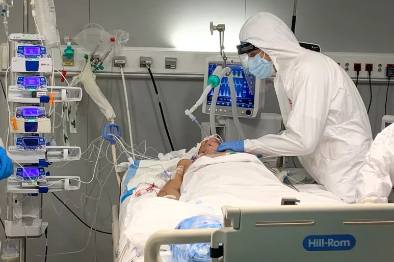 Un sanitario atiende a un paciente en la UCI del Hospital Enfermera Isabel Zendal.