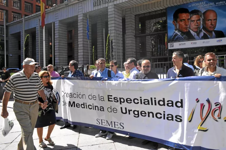 Aspecto de una de las muchas protestas convocadas por Semes frente al Ministerio de Sanidad en favor de la especialidad (FOTO: José Luis Pindado).