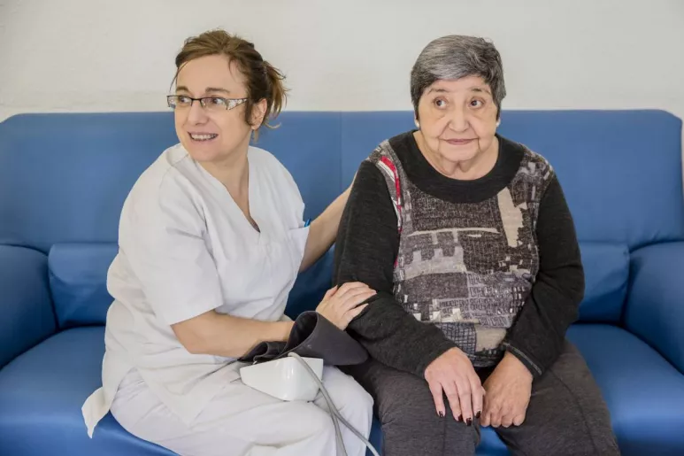 Las enfermeras especializadas en Geriatría deben ser ser empáticas, pacientes y con habilidades sociales y comunicativas. FOTO: Ariadna Creus y Ángel García (Banc Imatges Infermeres).