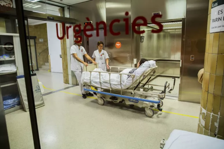Enfermeras recibiendo a una paciente en Urgencias. FOTO: Ariadna Creus y Ángel García (Banc Imatges Infermeres).