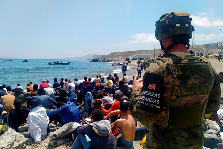 Playa del Tarajal, en Ceuta, adonde están llegando los inmigrantes marroquíes y donde están desplegadas las Fuerzas Armadas. /EFE
