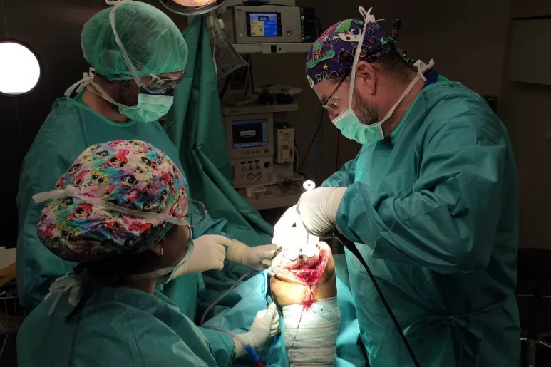 El traumatólogo Oscar Ubaldo Peñalba Suárez, en un momento de la intervención del implante de prótesis de rodilla.