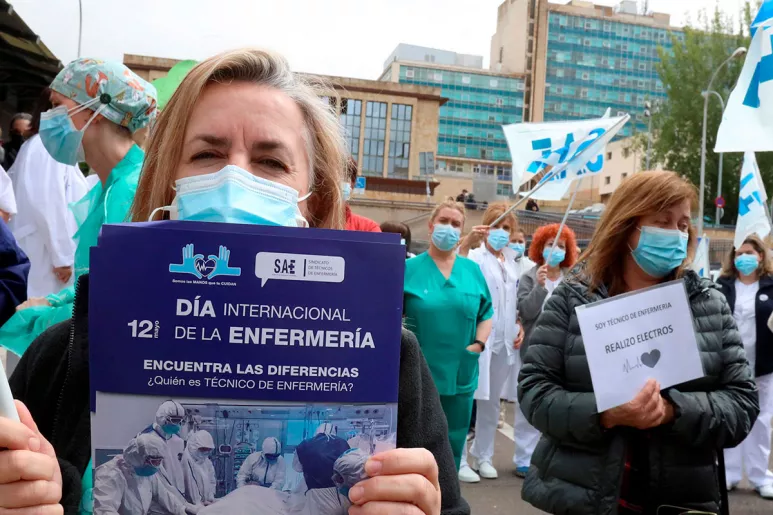 Enfermeras y enfermeros del Hospital clínico de Salamanca celebran este miércoles, 12 de mayo, el Día Internacional de esta profesión.