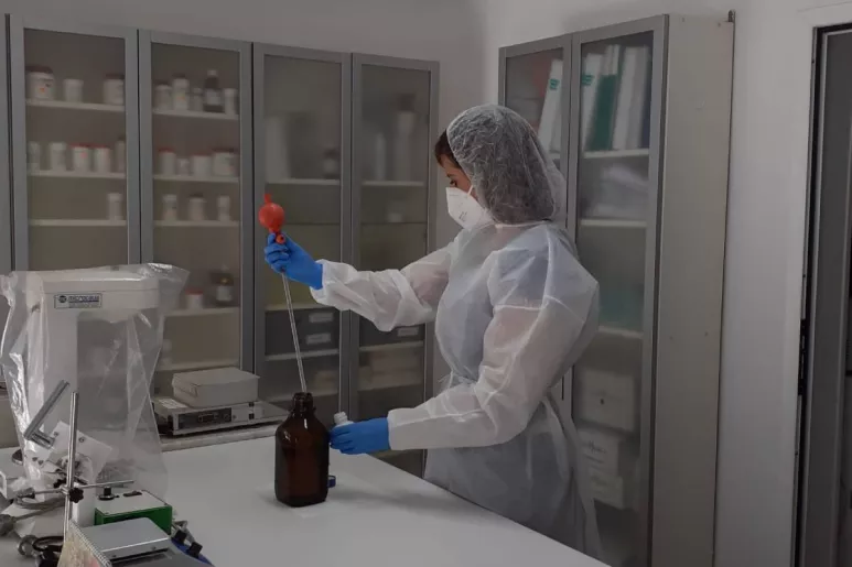 Farmacéutica adjunta elaborando fórmula magistral de metadona en la farmacia de Remedios Piñol, en el centro de Madrid.