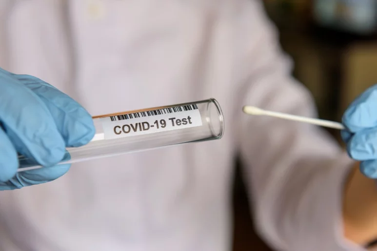 La mayoría de test comercializados evalúan un único tipo de antígeno frente al SARS-CoV-2.