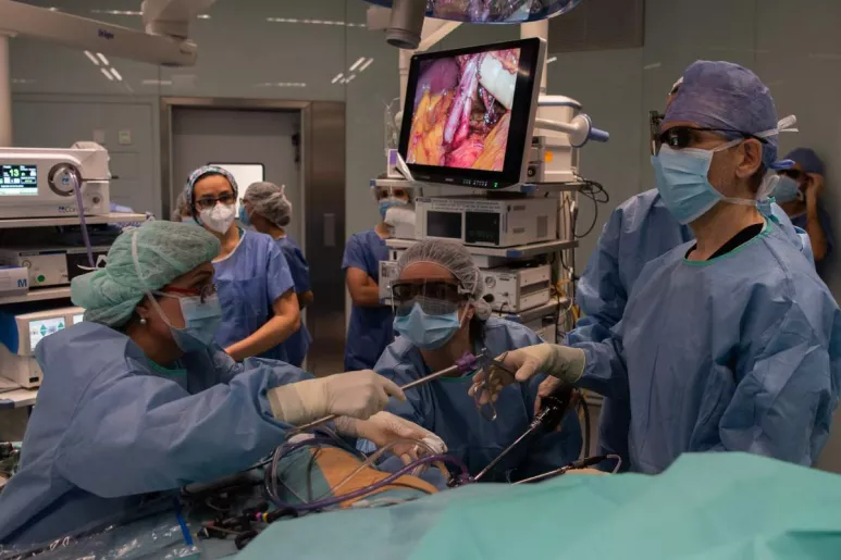Extracción de riñón de donante vivo por laparoscopia en el Hospital Clínic de Barcelona. (FOTO: Clínic).