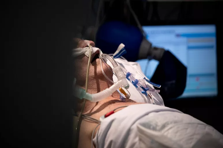 Paciente con covid-19 ingresado en la UCI del Hospital Infanta Sofía (FOTO: Alberto di Lolli). 