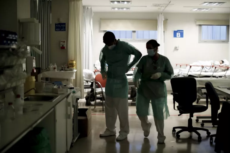 Dos sanitarios se preparan para atender a los pacientes en el servicio de Urgencias de un hospital de la Comunidad de Madrid (FOTO: Alberto Di Lolli). 