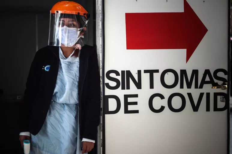 Una sanitaria hace guardia en una zona de Urgencias en una clínica de Buenos Aires. (FOTO: EFE/Juan Ignacio Roncoroni)