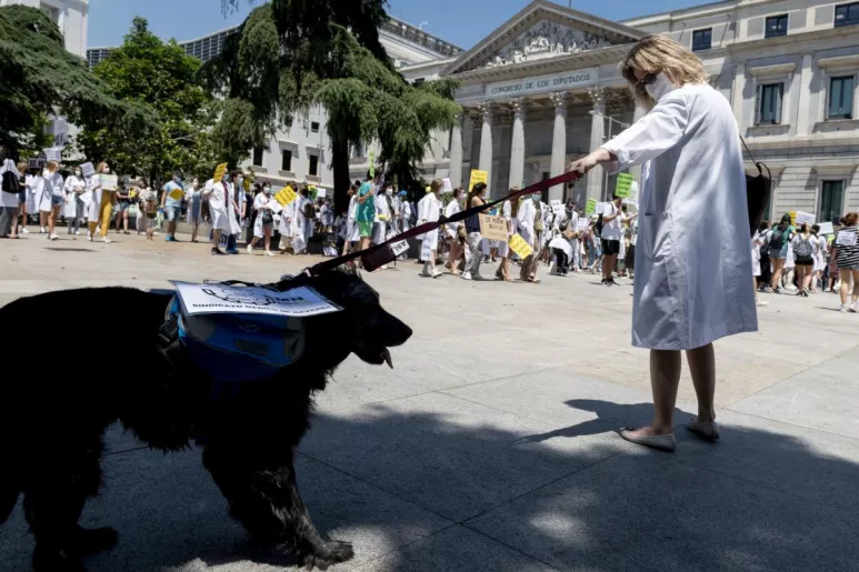 Aspecto de la manifestación de especialistas en formación del pasado 8 de junio a su paso por la sede del Congreso de los Diputados, en Madrid (FOTO: José Luis Pindado).