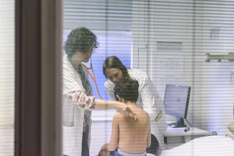 Dos residentes atienden a un paciente en una consulta de atención primaria (FOTO: DM).