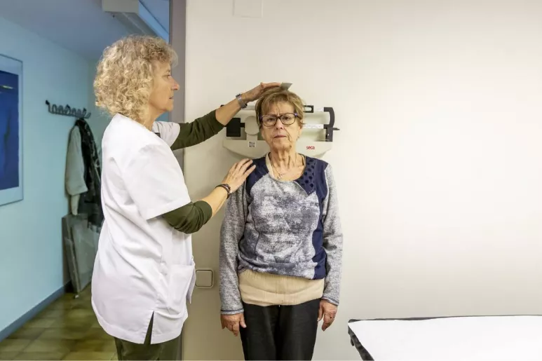 Una enfermera comunitaria midiendo a una paciente. FOTO: Ariadna Creus y Ángel García (Banc Imatges Infermeres).