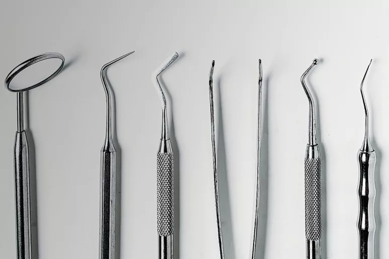 Imagen de instrumentos que se utilizan en la consulta de Odontología.
