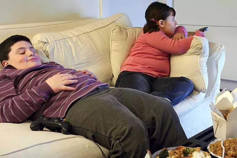 La obesidad infantil se relaciona con el sedentarismo.