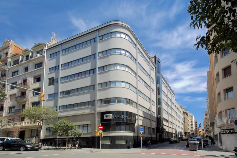 El edificio de Centro de Oftalmología Barraquer de Barcelona, diseñado por el arquitecto Joaquim Lloret i Homs (Foto: Clínica Barraquer)