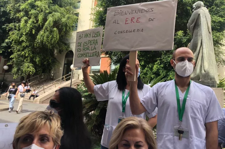 Varios trabajadores sanitarios protestan a las puertas del Hospital Clínico de Valencia tras la decisión de la consejería de no renovar parte de los contratos covid en esta comunidad (FOTO: CESM-CV).