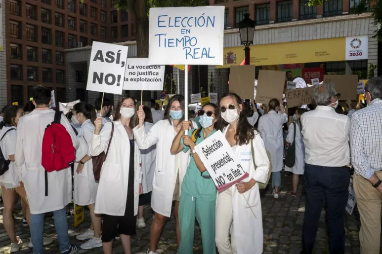 Un grupo de manifestantes frente al Ministerio de Sanidad (Foto: José Luis Pindado)